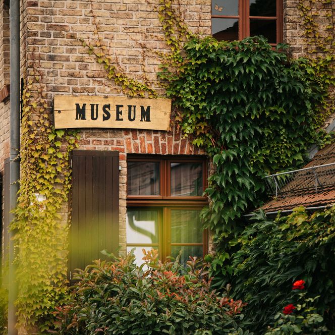 Gibelseite vom historischen Backsteingebäude des Dorfmuseum Tremmen