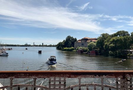 Blick auf der Brücke auf das Schloss Plaue in Brandenburg an der Havel 