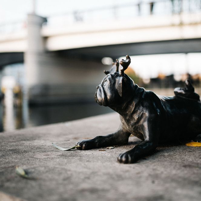 Liegende Waldmopsfigur an der Jahrtausendbrücke in Brandenburg an der Havel