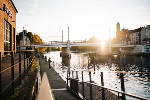Blick vom Restaurant Die Werft auf die Jahrtausendbrücke in Brandenburg an der Havel bei Sonnenuntergang