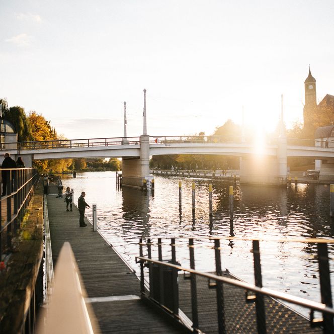 Blick vom Restaurant Die Werft auf die Jahrtausendbrücke in Brandenburg an der Havel bei Sonnenuntergang