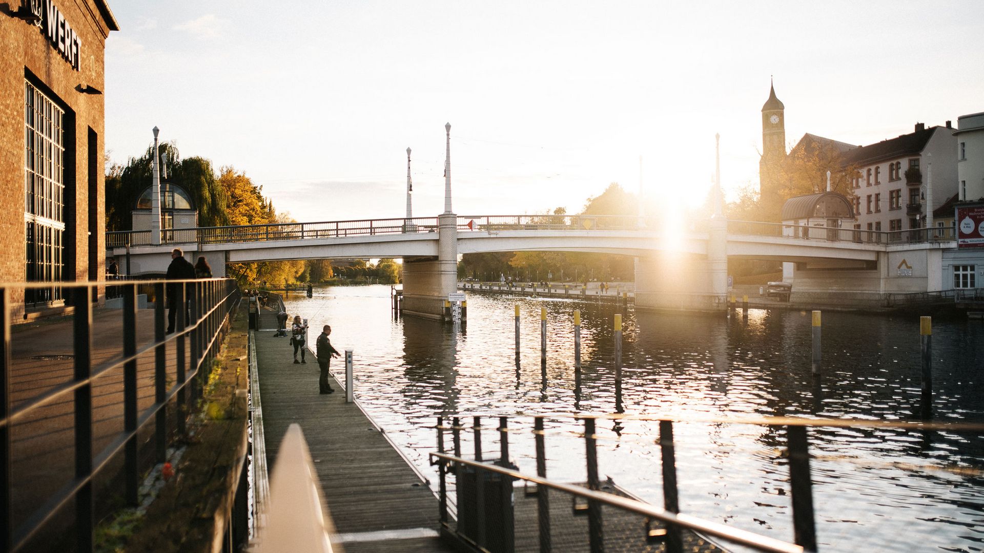 Blick vom Restaurant Die Werft auf die Jahrtausendbrücke in Brandenburg an der Havel bei Sonnenuntergang