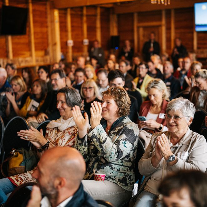 Gäste beim Tourismustag Havelland 2024 auf dem Werderaner Tannenhof