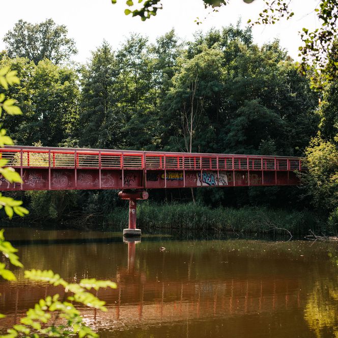 Rote Brücke die über den Schwanengraben in Dallgow-Döberitz führt