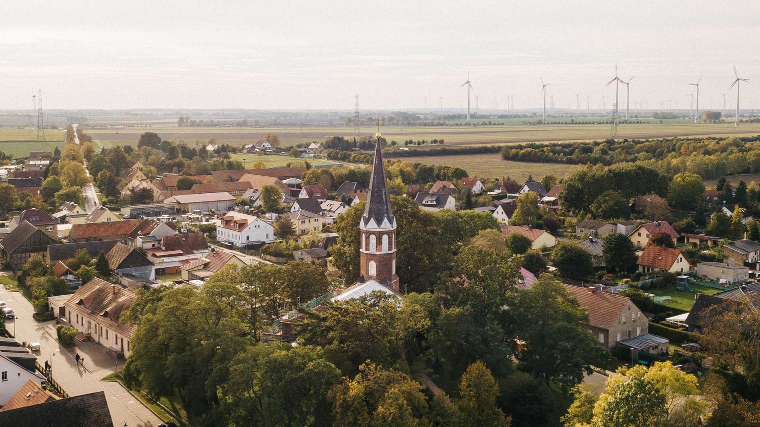 Luftaufnahme vom Dorf und der Kirche Bredow