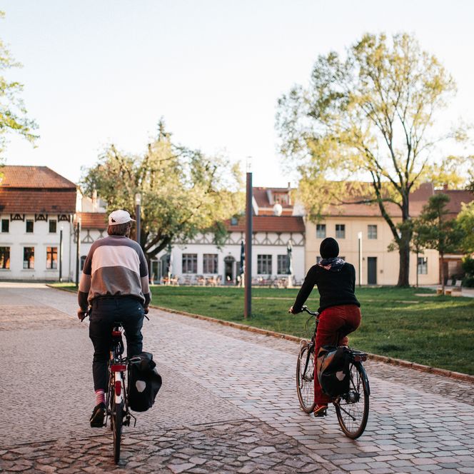 Fahrradfahrer auf dem Burghof am Dom St. Peter & Paul Brandenburg