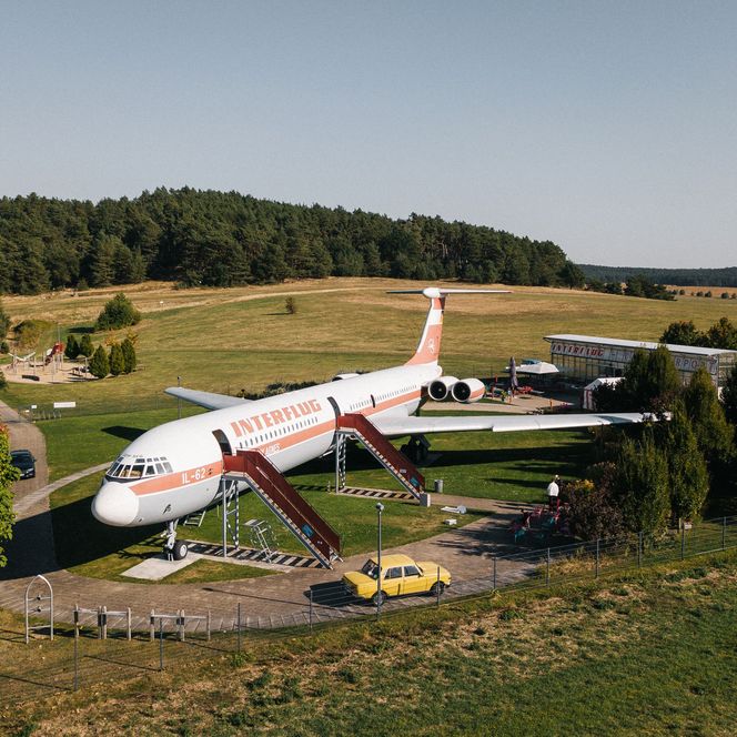 Luftaufnahme vom Flugzeug IL 62 "Lady Agnes" mit Blick Richtung Gollenberg