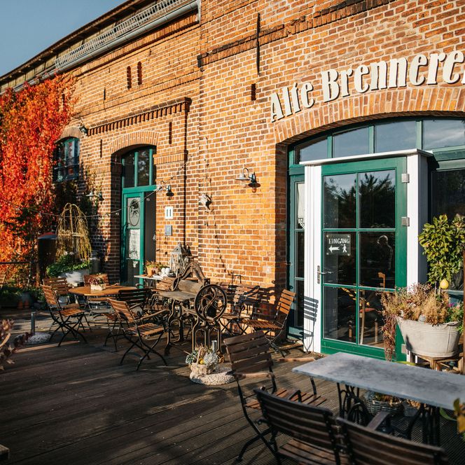 Terrasse von Wesches Café in der Alten Brennerei Ribbeck