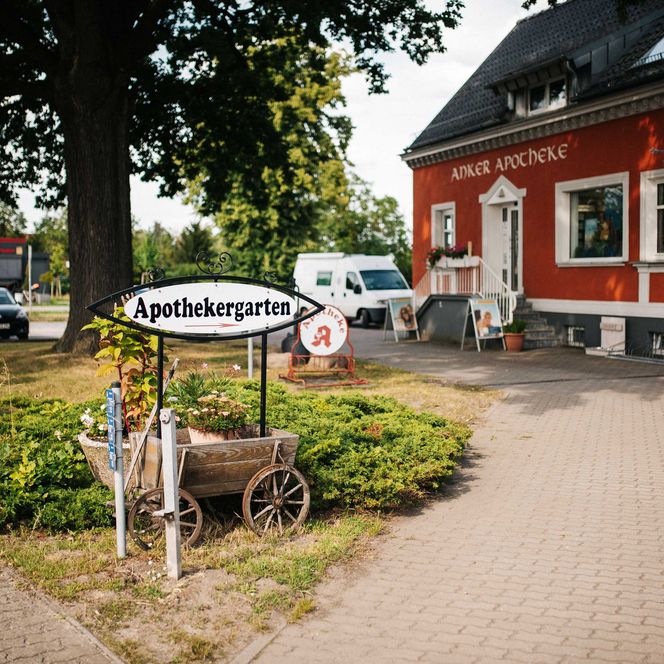 Zufahrt zur Anker Apotheke mit Apothekergarten in Milow