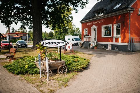 Zufahrt zur Anker Apotheke mit Apothekergarten in Milow
