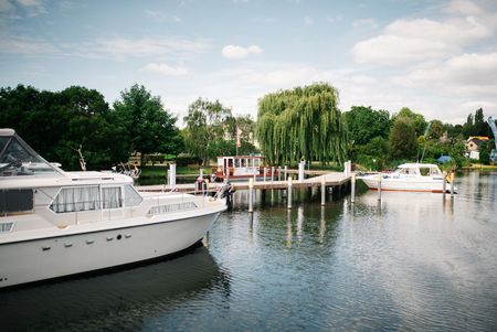 Motorboot am Anleger in Werder (Havel)
