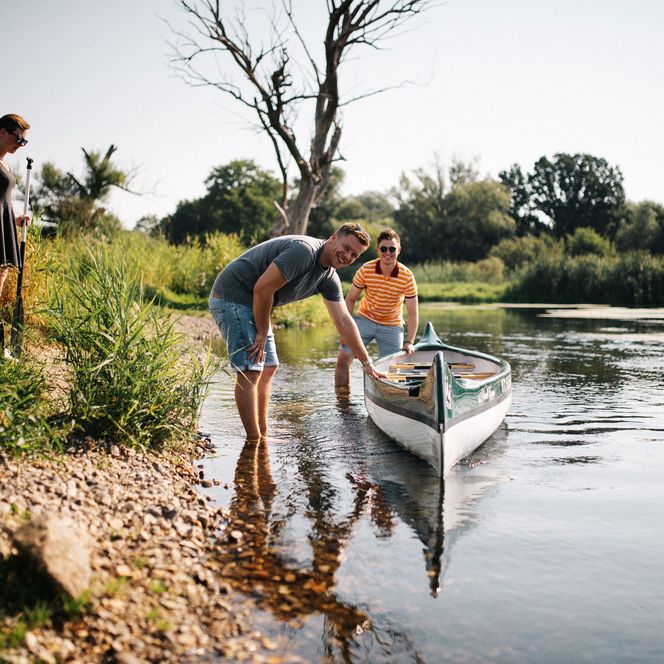 Personen lassen ein Kanu im Naturpark Westhavelland zu Wasser