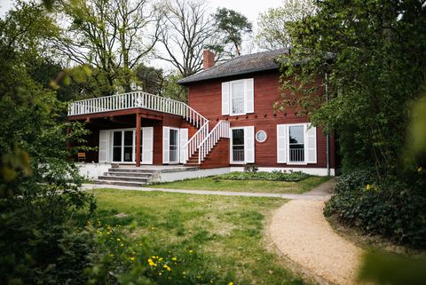 Blick auf das rote Einsteinhaus in Caputh am Schwielowsee