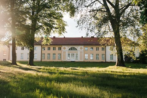 Schlosspark Paretz im Frühling mit Blick auf das Schloss Paretz