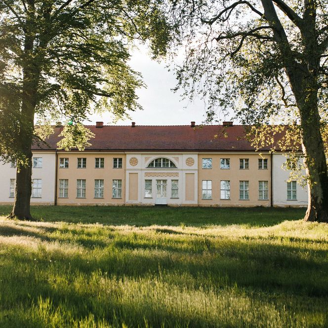 Schlosspark Paretz im Frühling mit Blick auf das Schloss Paretz