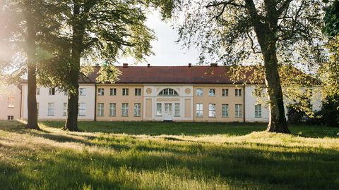 Schlosspark Paretz im Frühling mit Blick auf das Schloss Paretz