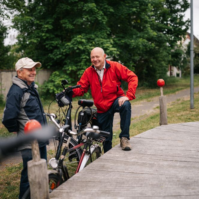 Radfahrer unterhalten sich in Garlitz