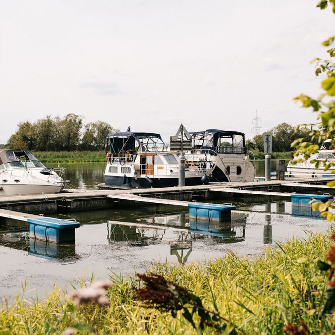Steganlage mit Booten am Stadthafen Ketzin/Havel