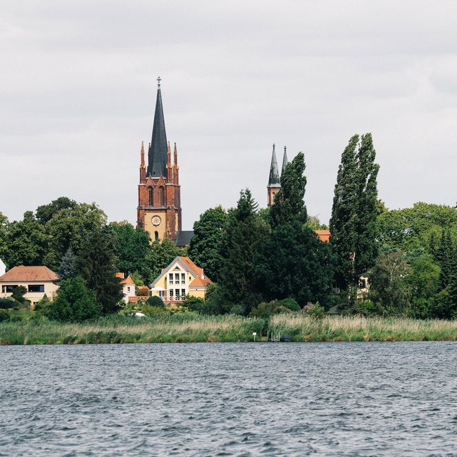 Blick von der Havel aus auf die Heilig-Geist-Kirche in Werder (Havel)