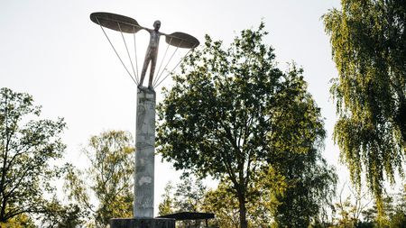 Windharfe in Gedenken an Otto Lilienthal auf dem Gollenberg in Stölln