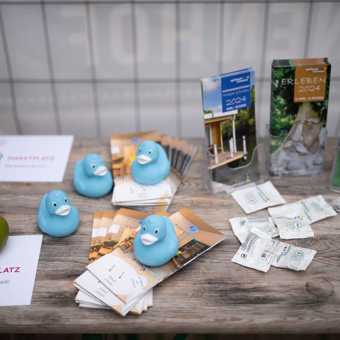 Infomaterial zum Tourismustag Havelland 2024 auf dem Werderaner Tannenhof