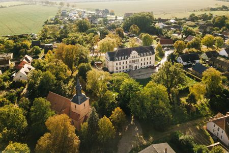 Luftaufnahme vom Schloss und der Kirche in Ribbeck