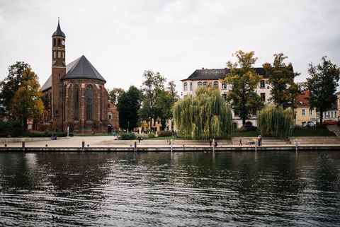 Blick von der Havel zur ehemaligen Klosterkirche St. Johannes in Brandenburg an der Havel