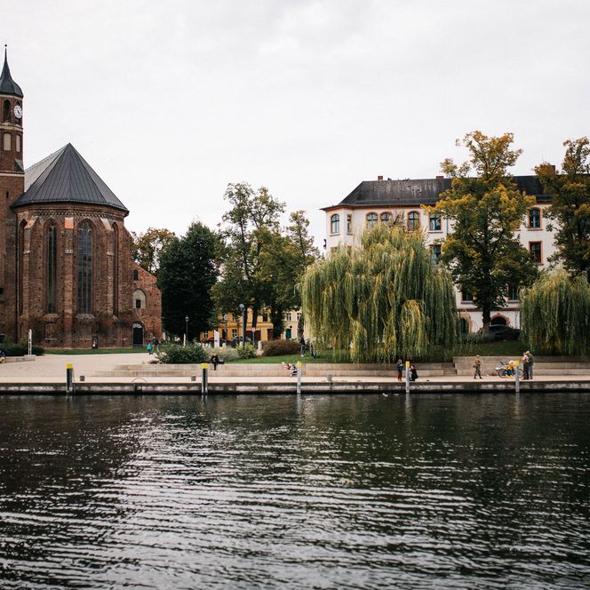 Blick von der Havel zur ehemaligen Klosterkirche St. Johannes in Brandenburg an der Havel