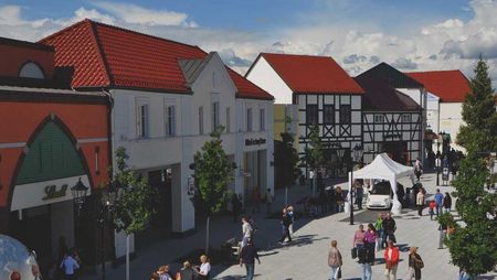 Dorfansicht vom Designer Outlet Berlin Elstal