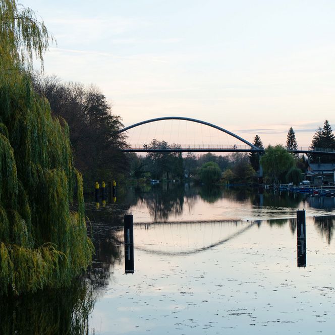 Blick über die Havel auf die Weinbergbrücke Rathenow bei Sonnenuntergang