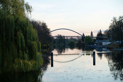 Blick über die Havel auf die Weinbergbrücke Rathenow bei Sonnenuntergang