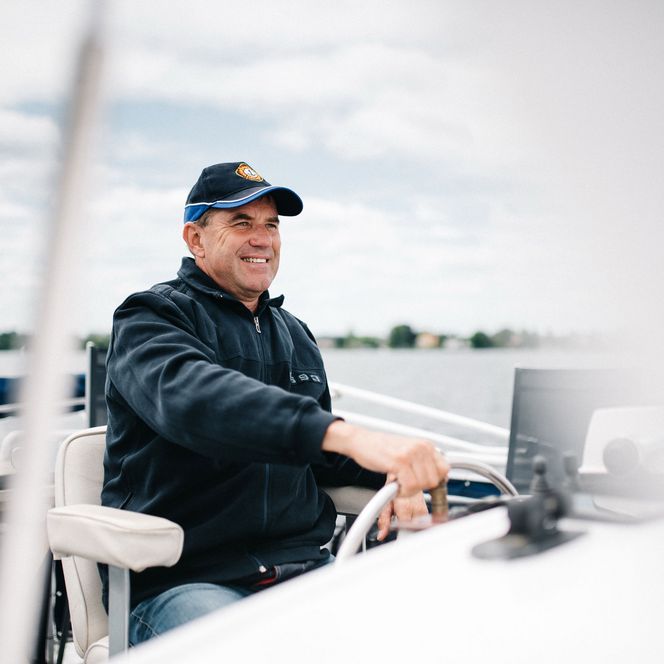 Frontansicht Frank Ringel am Steuer in Werder (Havel)