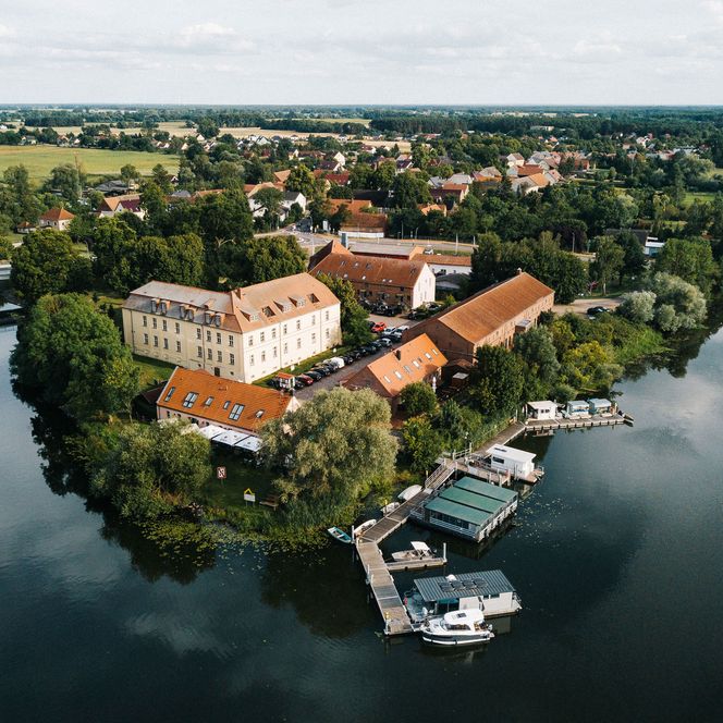 Luftaufnahme von der Havel am Gasthof Milow mit Bootsanleger