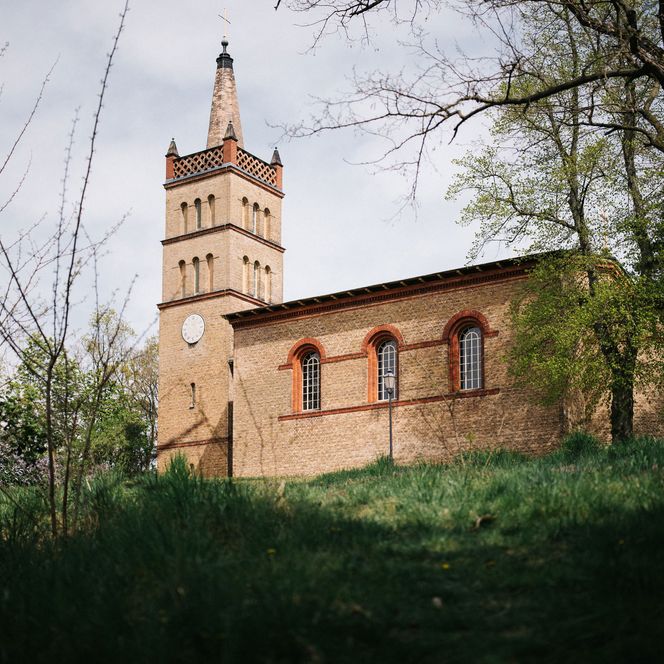 Sicht auf die Schinkelkirche in Petzow
