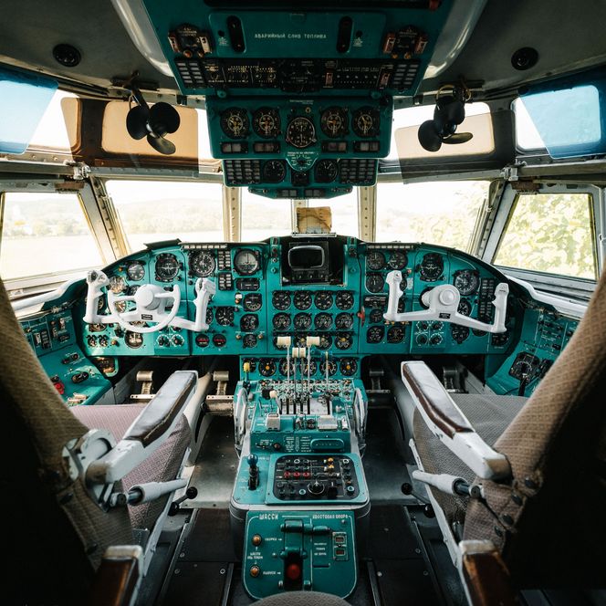 Blick auf das Cockpit im Flugzeug IL 62 "Lady Agnes"