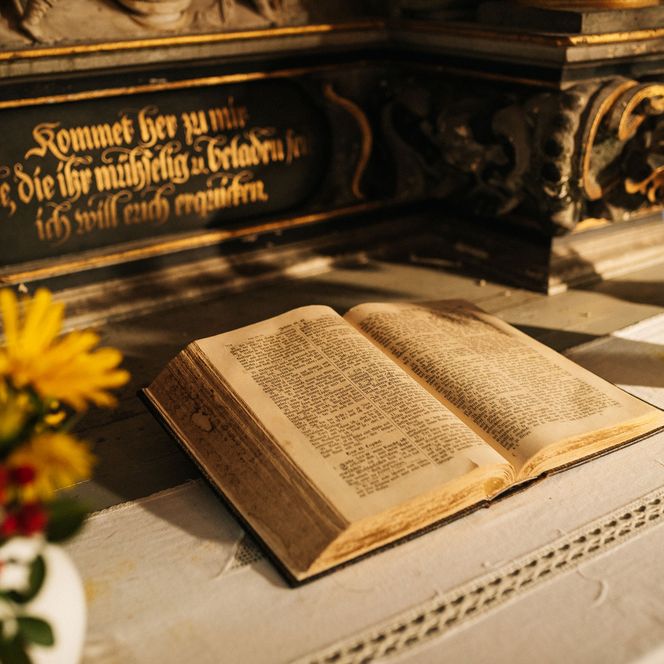 Bibel auf dem Altar in der Dorfkirche Stölln