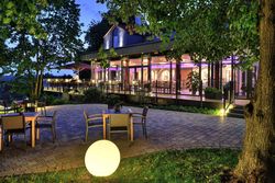 Terrasse des artHotel Kiebitzberg in Abendstimmung
