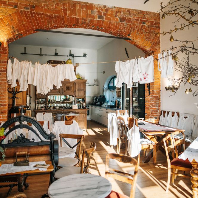 Dekorierter Gastraum in Wesches Café in Ribbeck