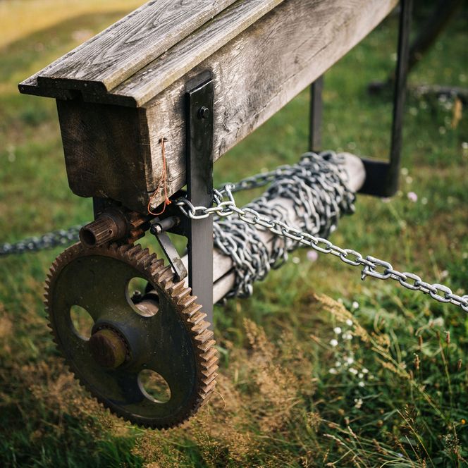 Winde mit Kette an der Bockwindmühle in Bamme