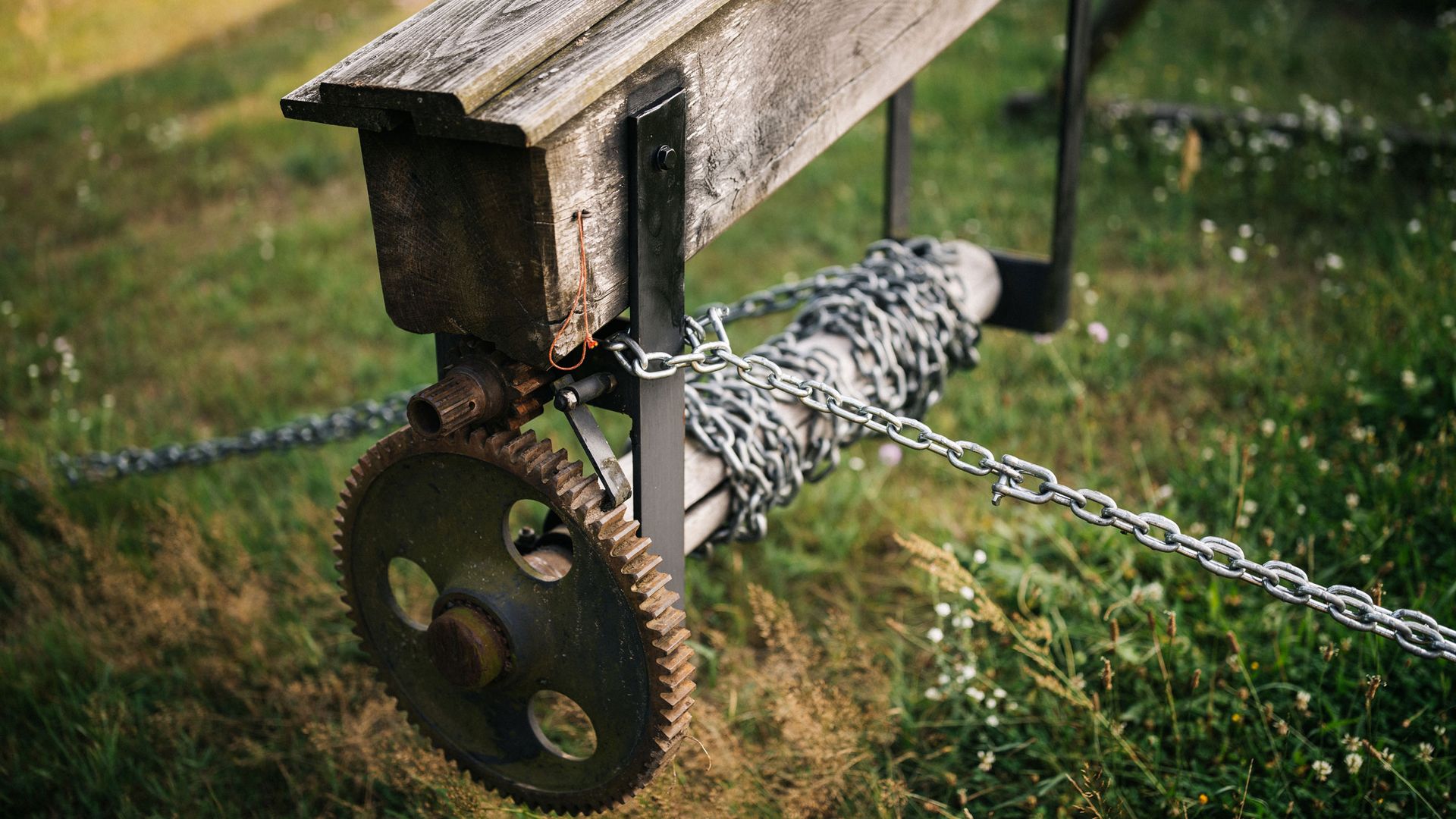 Winde mit Kette an der Bockwindmühle in Bamme