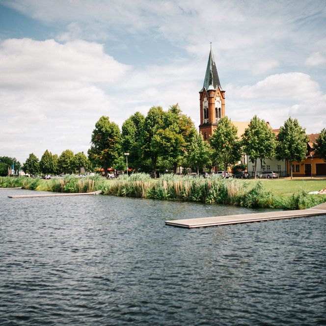 Blick von der Havel aus auf die Kirche Maria-Meeresstern in Werder (Havel)