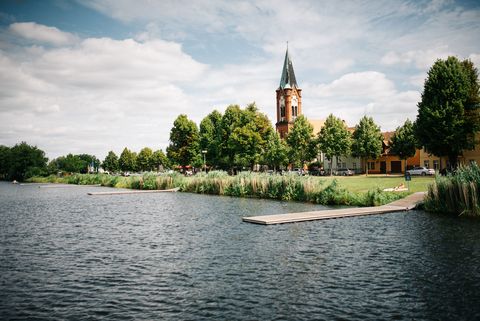 Blick von der Havel aus auf die Kirche Maria-Meeresstern in Werder (Havel)