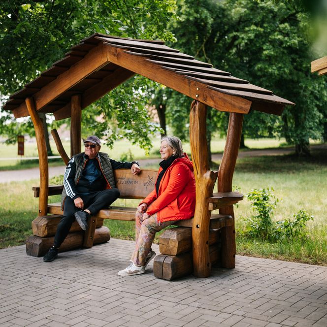 im Gespräch auf der Bank in Ebereschenhof