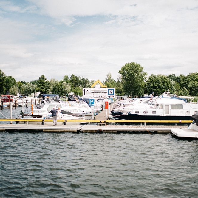 Boote an der Steganlage im Yachthafen Ringel in Werder (Havel)
