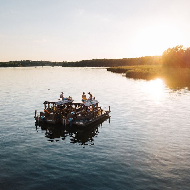 Luftaufnahme von zwei Hausflößen auf der Havel bei Potsdam