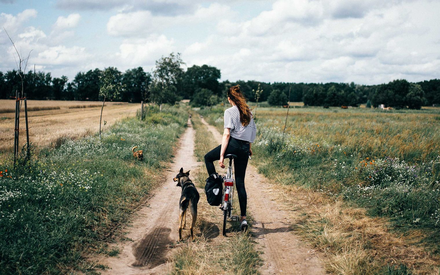 Daniela Pensold mit Hund und Fahrrad unterwegs im Havelland