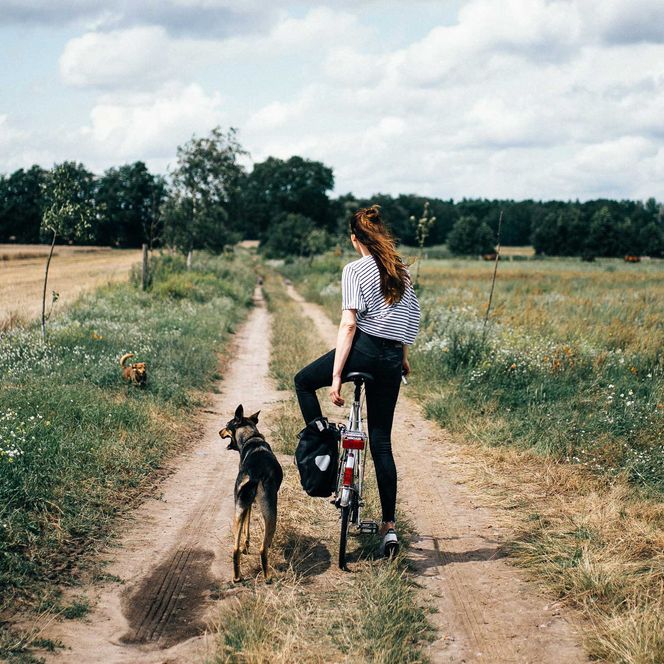 Daniela Pensold mit Hund und Fahrrad unterwegs im Havelland