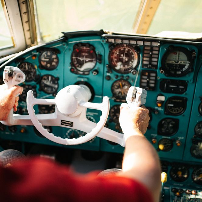 Pilot im Cockpit im Flugzeug IL 62 "Lady Agnes"