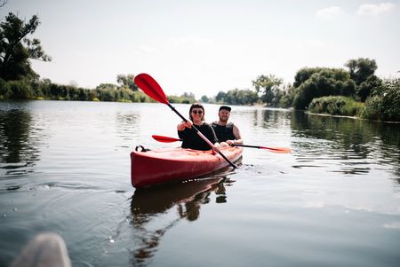 Paar fährt im Paddelboot auf der Gülper Havel