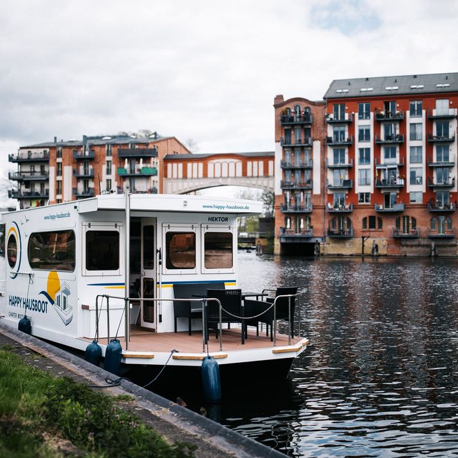 Hausboot von Happy Hausboot an der Kaimauer am Grillendamm in Brandenburg an der Havel 